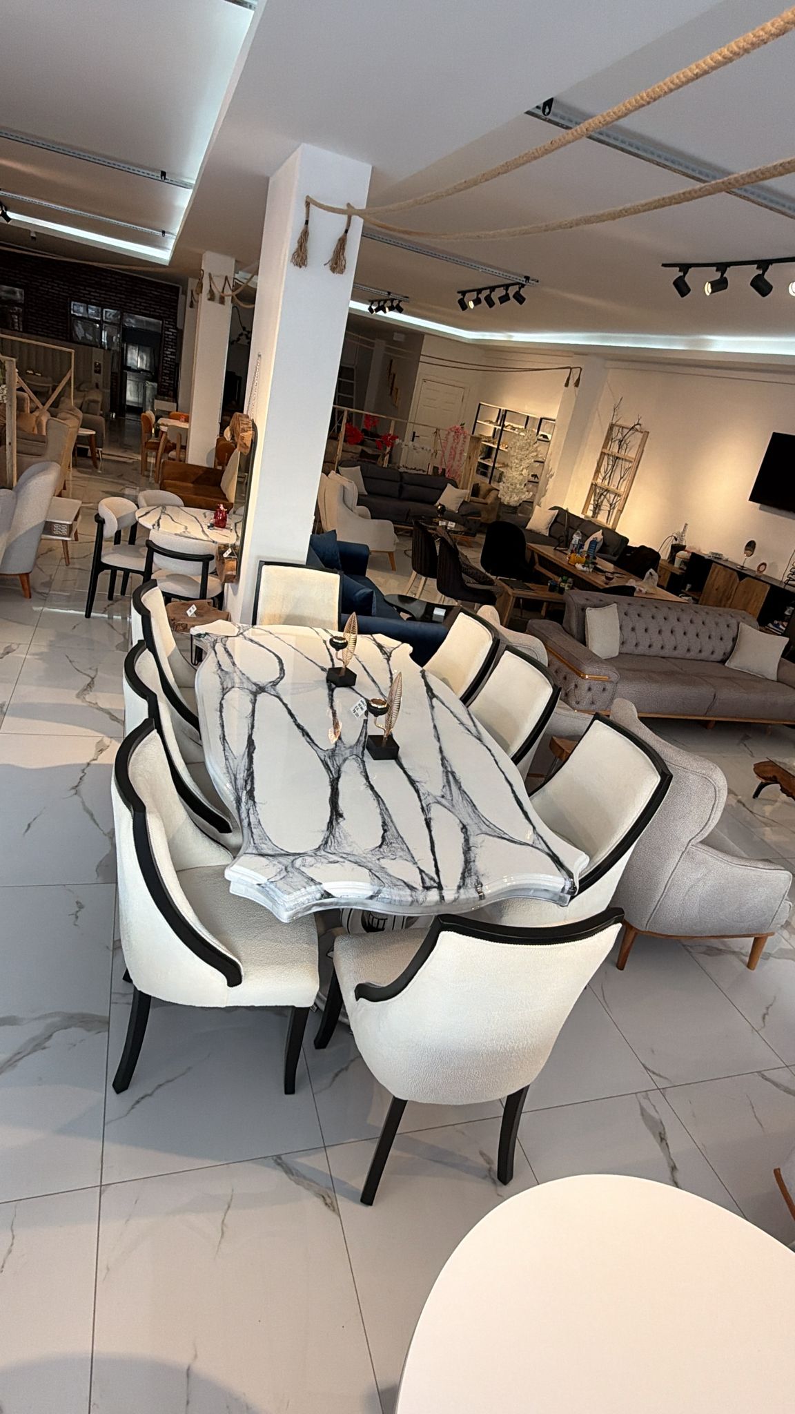 MERMER GÖRÜNÜMLÜ AHŞAP MASA SANDALYE+8 SANDALYE